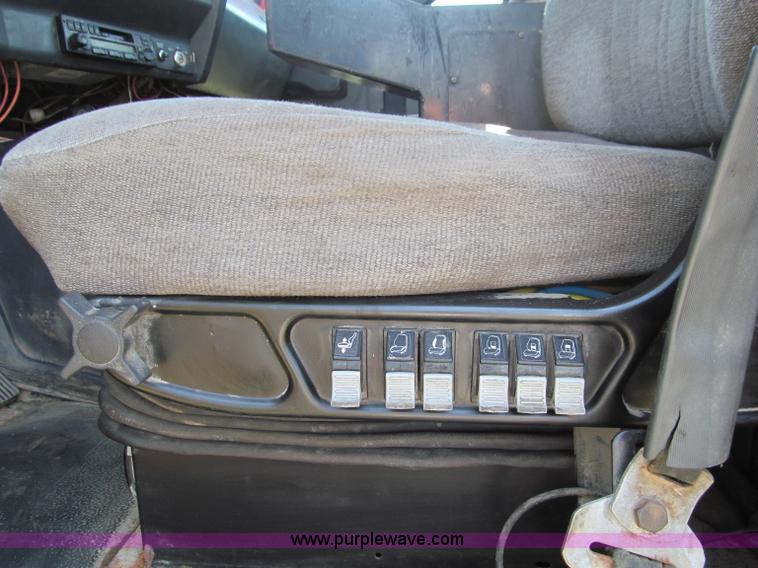 image for item B6367 2000 Volvo WG semi truck