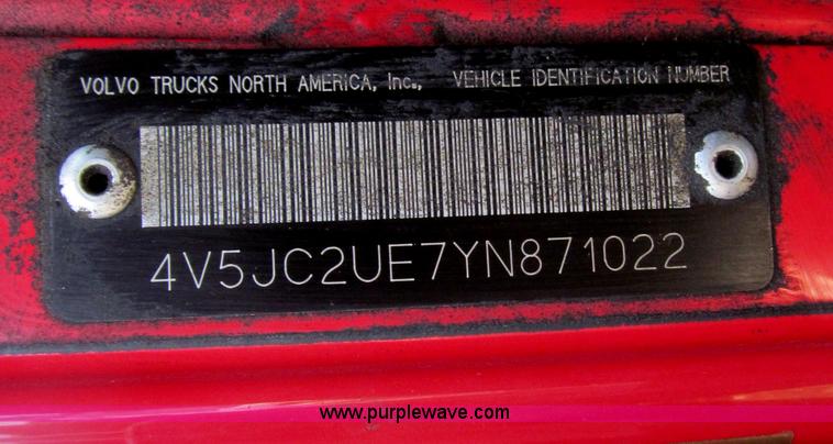 image for item B6367 2000 Volvo WG semi truck