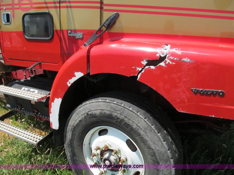 image for item B6367 2000 Volvo WG semi truck