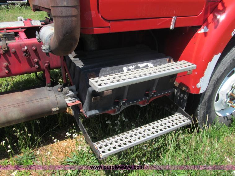 image for item B6367 2000 Volvo WG semi truck