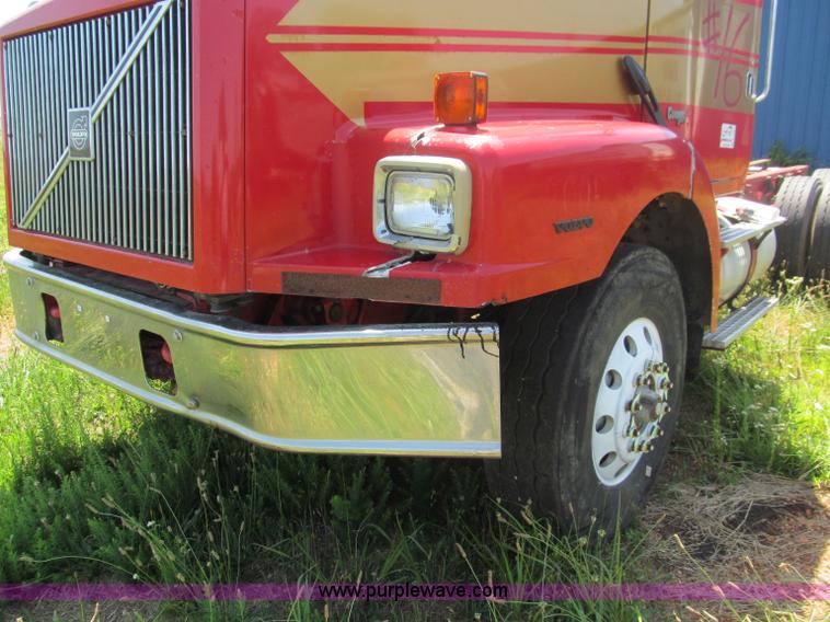 image for item B6367 2000 Volvo WG semi truck