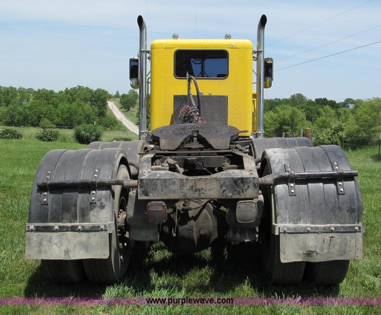 image for item C2167 1986 Peterbilt 359 semi truck