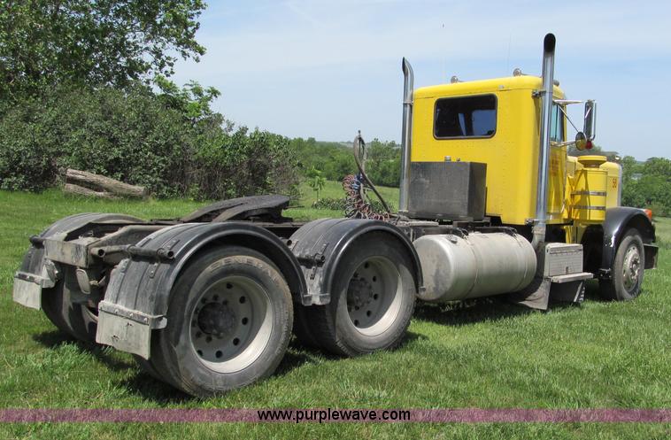 image for item C2167 1986 Peterbilt 359 semi truck