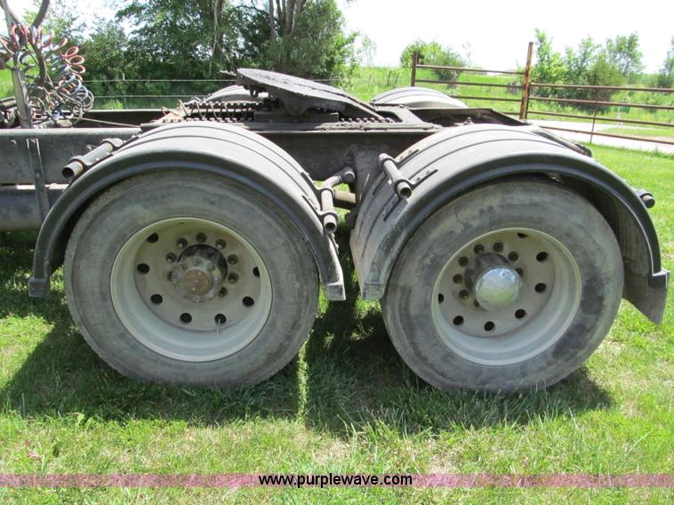 image for item C2167 1986 Peterbilt 359 semi truck