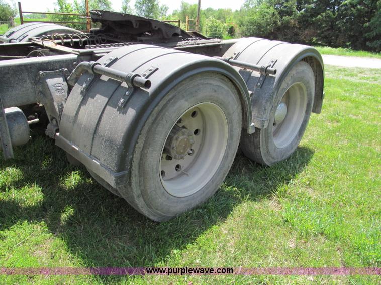 image for item C2167 1986 Peterbilt 359 semi truck