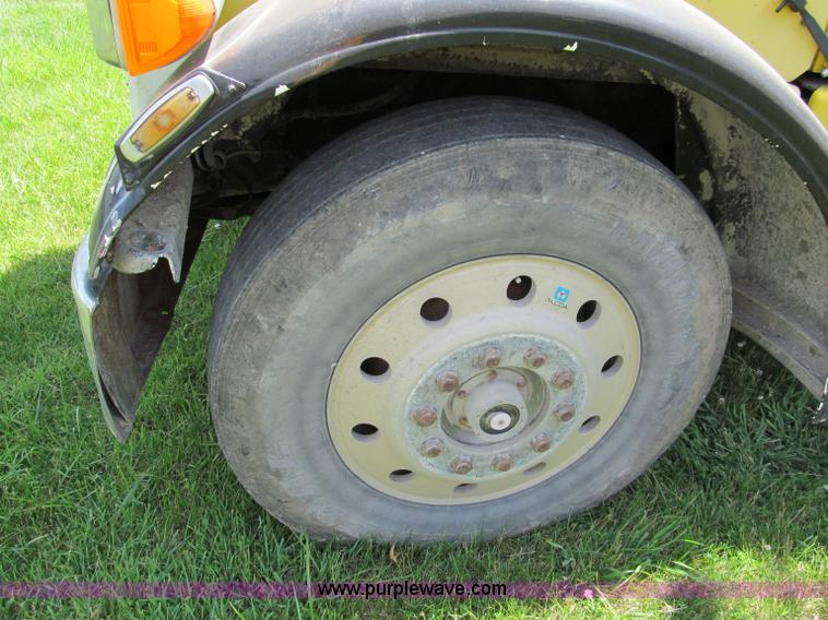 image for item C2167 1986 Peterbilt 359 semi truck