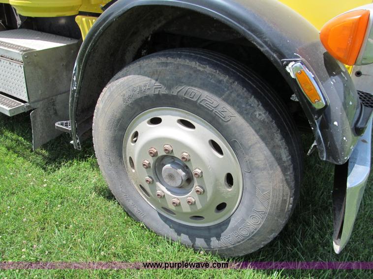 image for item C2167 1986 Peterbilt 359 semi truck