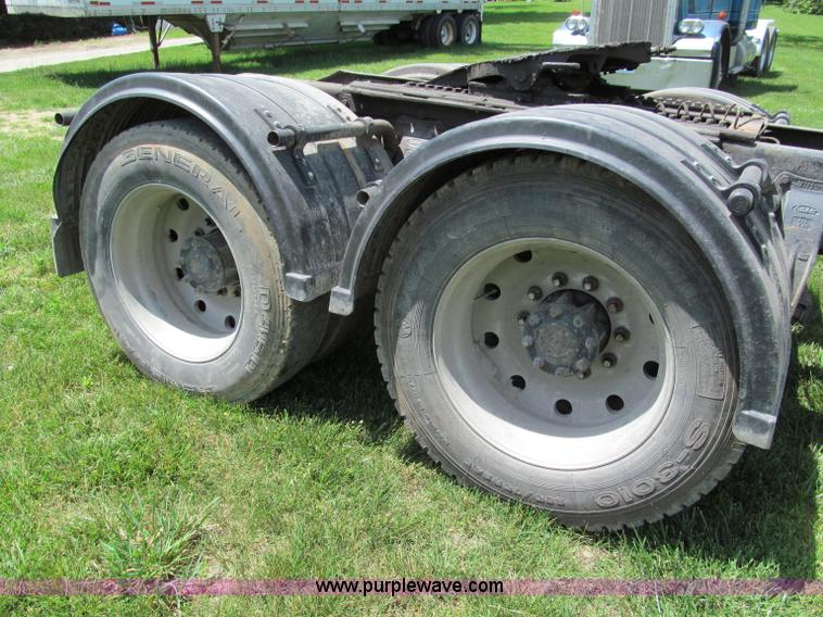 image for item C2167 1986 Peterbilt 359 semi truck