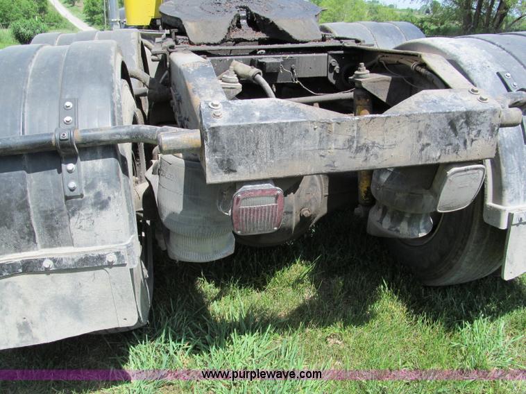 image for item C2167 1986 Peterbilt 359 semi truck