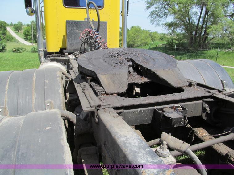 image for item C2167 1986 Peterbilt 359 semi truck