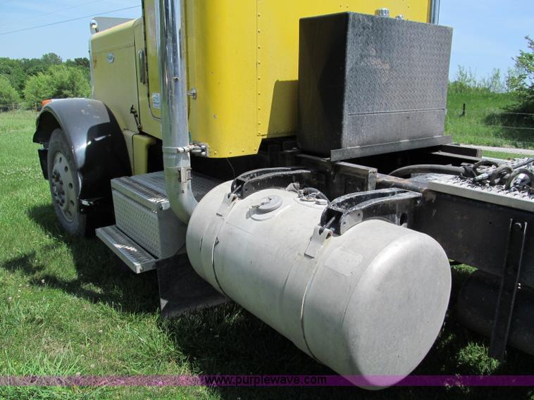 image for item C2167 1986 Peterbilt 359 semi truck