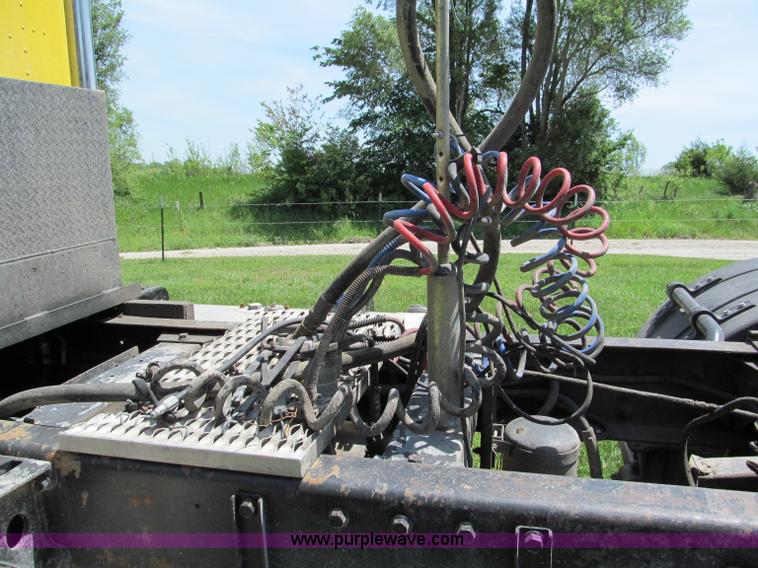 image for item C2167 1986 Peterbilt 359 semi truck