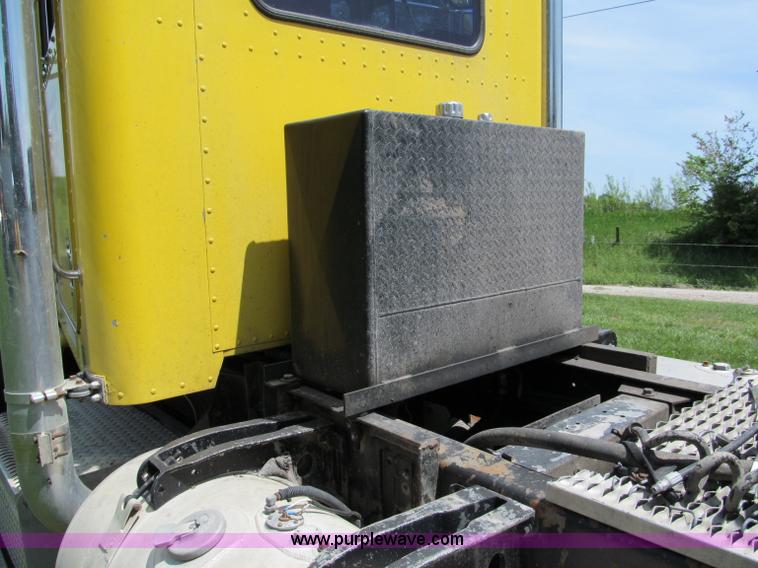 image for item C2167 1986 Peterbilt 359 semi truck