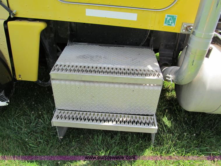 image for item C2167 1986 Peterbilt 359 semi truck