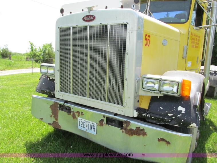 image for item C2167 1986 Peterbilt 359 semi truck