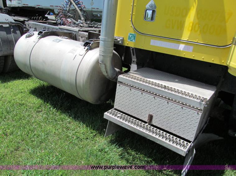 image for item C2167 1986 Peterbilt 359 semi truck