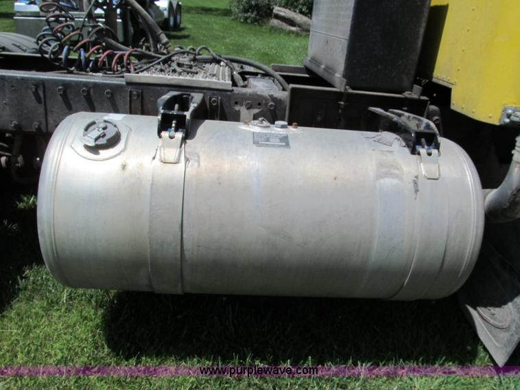 image for item C2167 1986 Peterbilt 359 semi truck