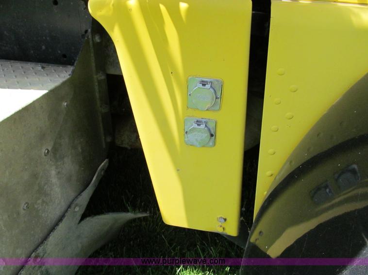 image for item C2167 1986 Peterbilt 359 semi truck