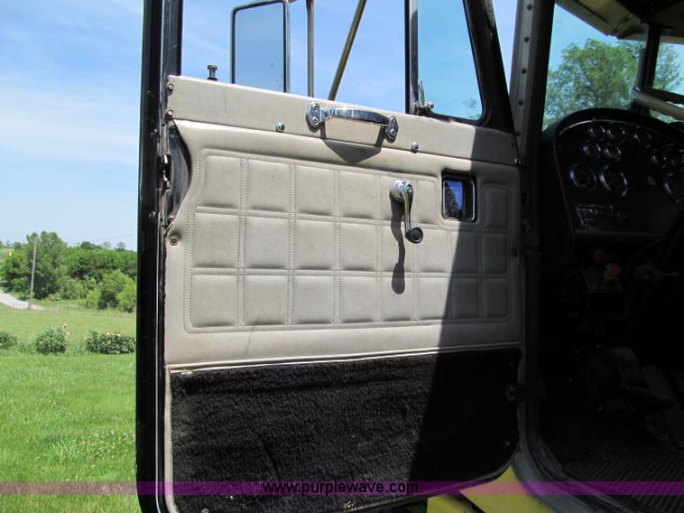 image for item C2167 1986 Peterbilt 359 semi truck