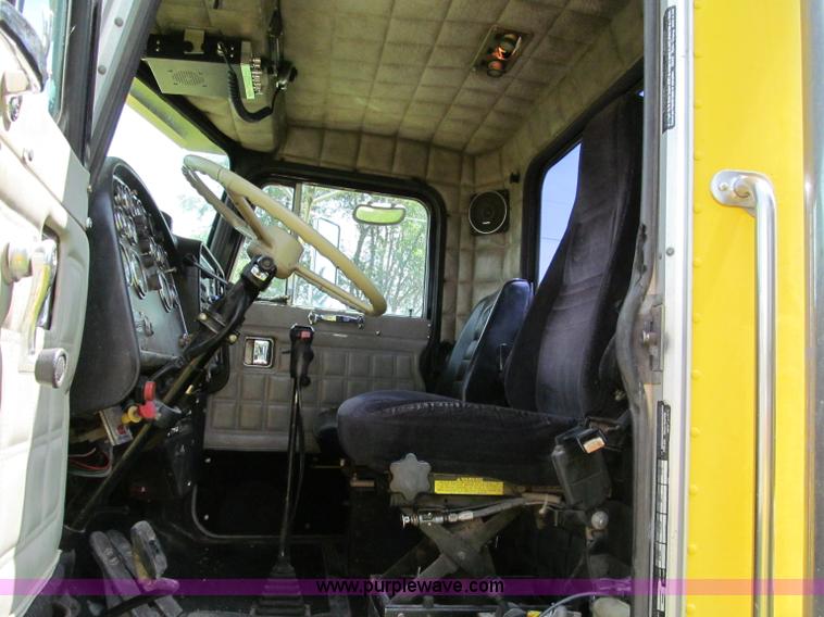 image for item C2167 1986 Peterbilt 359 semi truck