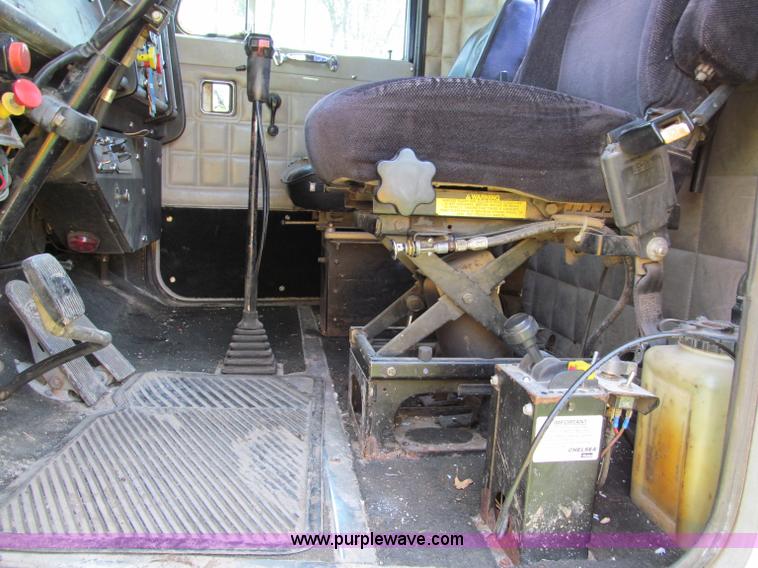 image for item C2167 1986 Peterbilt 359 semi truck