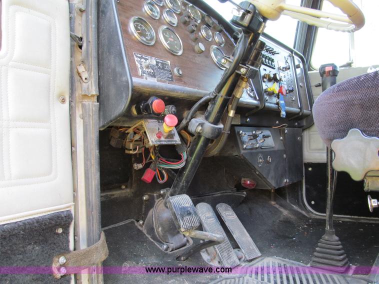image for item C2167 1986 Peterbilt 359 semi truck
