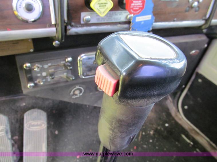 image for item C2167 1986 Peterbilt 359 semi truck