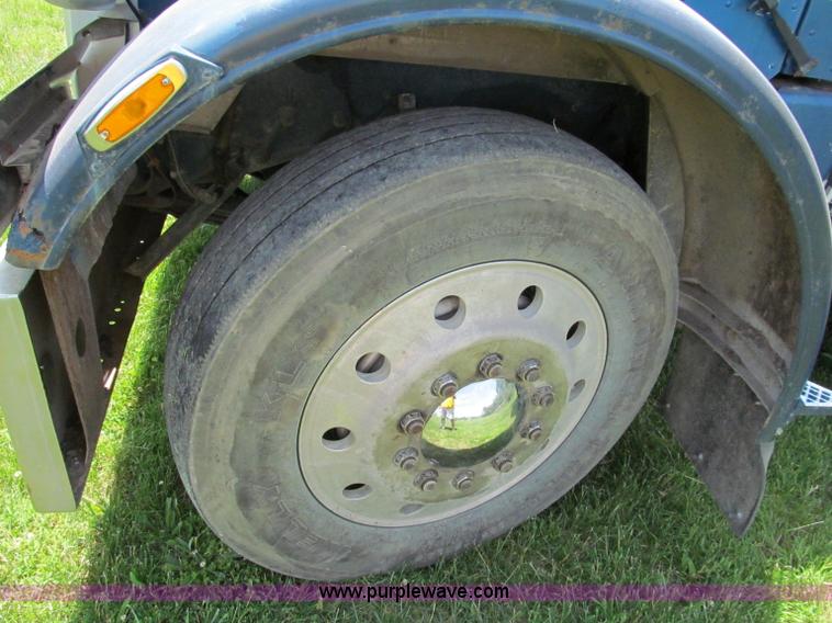 image for item C2168 1982 Peterbilt 359 semi truck