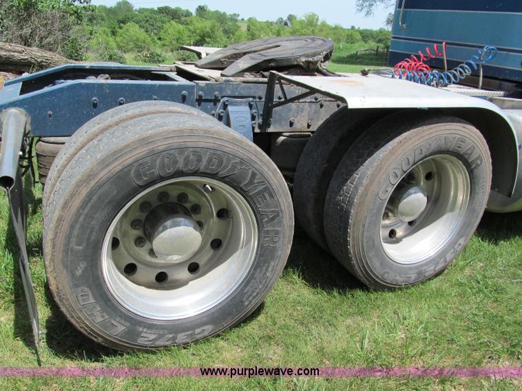 image for item C2168 1982 Peterbilt 359 semi truck