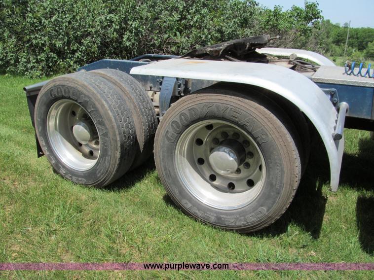 image for item C2168 1982 Peterbilt 359 semi truck