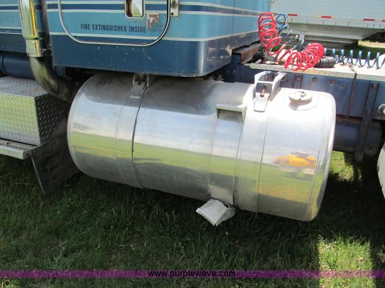 image for item C2168 1982 Peterbilt 359 semi truck