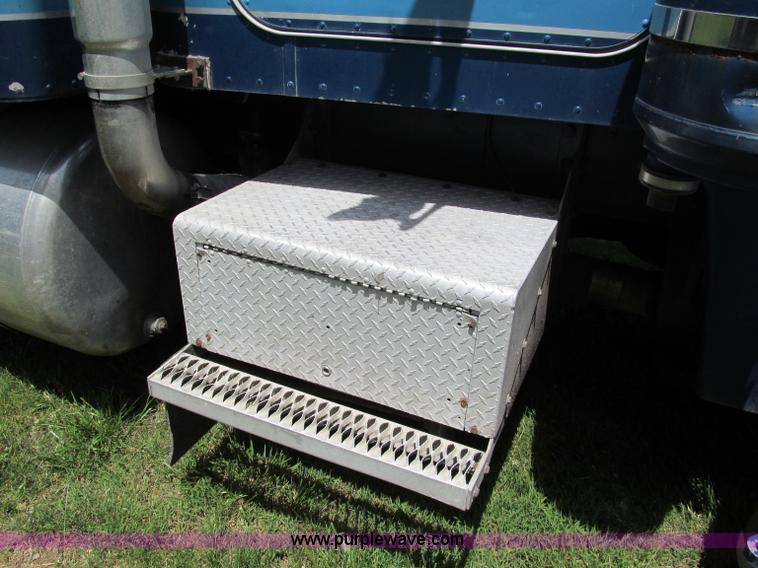 image for item C2168 1982 Peterbilt 359 semi truck