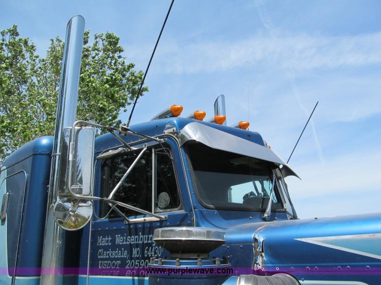 image for item C2168 1982 Peterbilt 359 semi truck