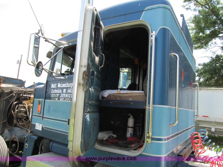 image for item C2168 1982 Peterbilt 359 semi truck