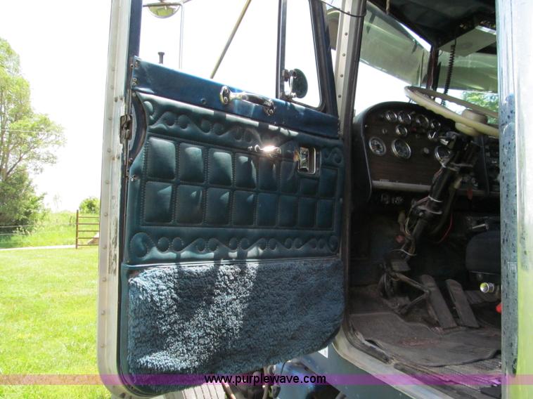 image for item C2168 1982 Peterbilt 359 semi truck