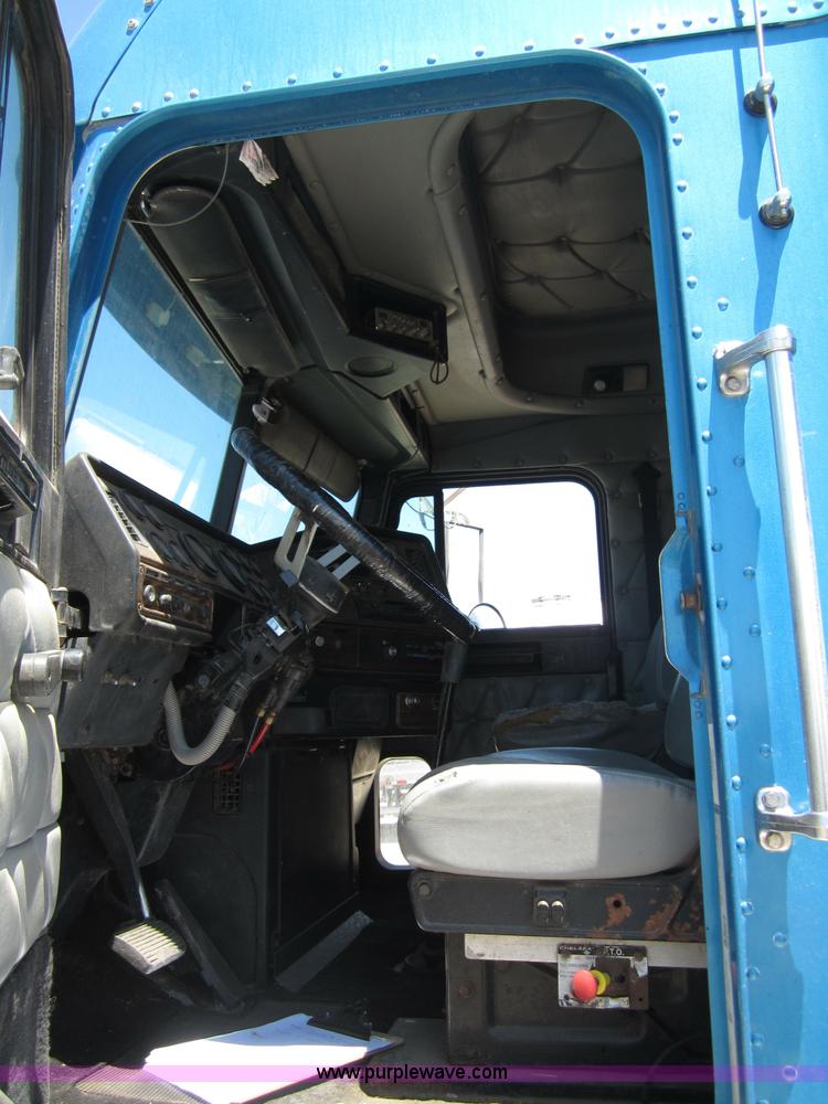 image for item C2535 1997 Freightliner FLD120 semi truck