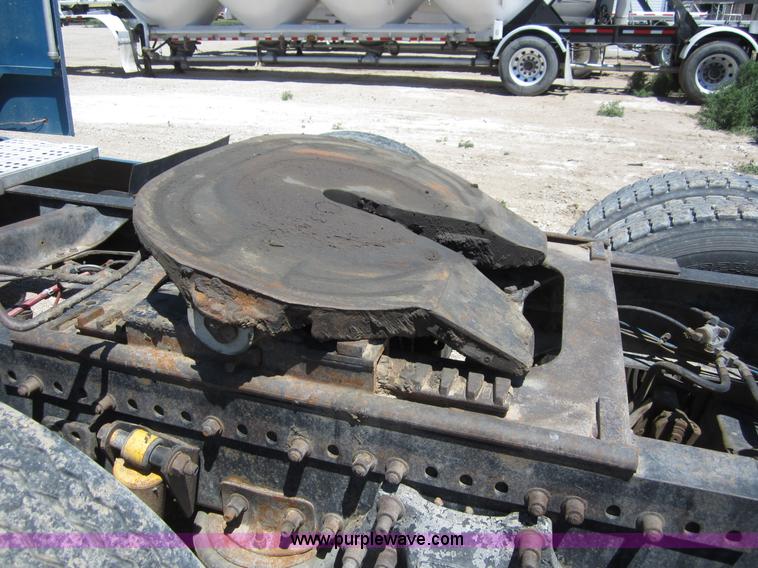 image for item C2535 1997 Freightliner FLD120 semi truck