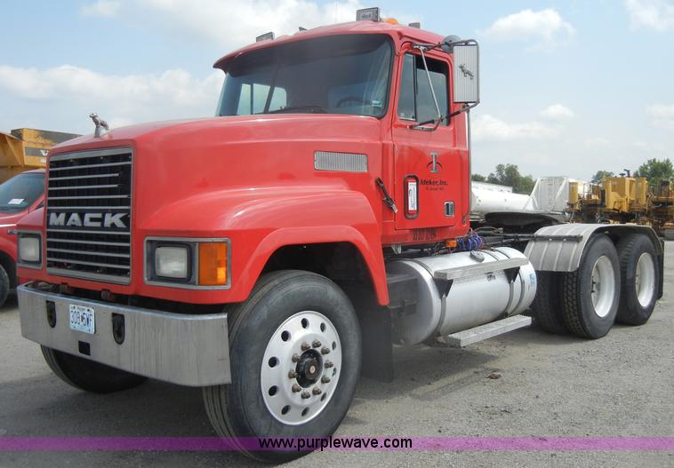 image for item D4121 1993 Mack CH613 semi truck