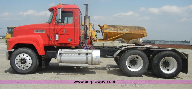 image for item D4121 1993 Mack CH613 semi truck