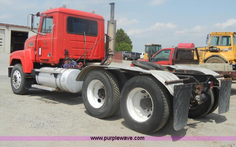image for item D4121 1993 Mack CH613 semi truck