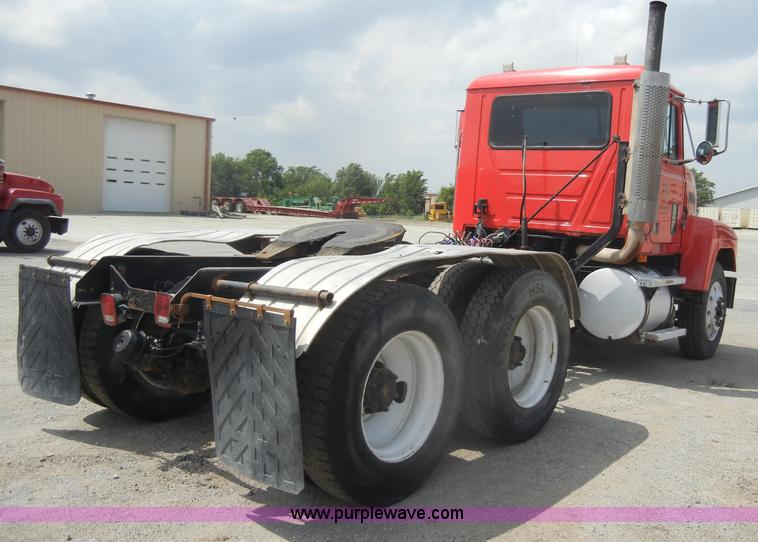 image for item D4121 1993 Mack CH613 semi truck