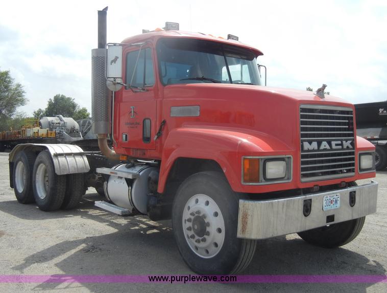 image for item D4121 1993 Mack CH613 semi truck