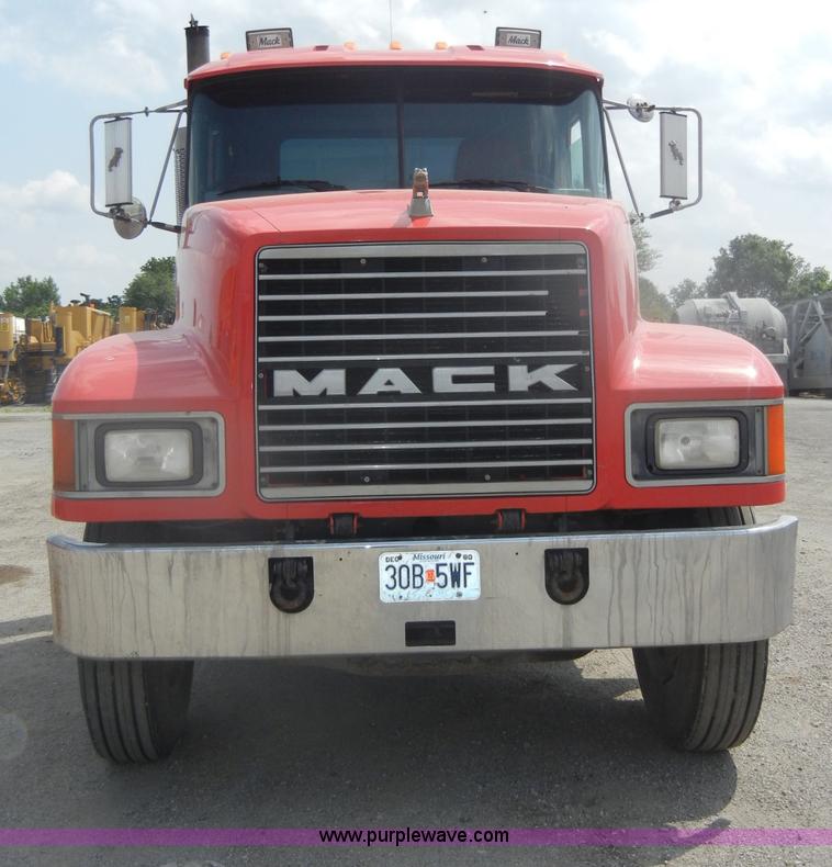 image for item D4121 1993 Mack CH613 semi truck