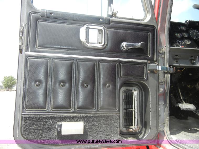 image for item D4121 1993 Mack CH613 semi truck