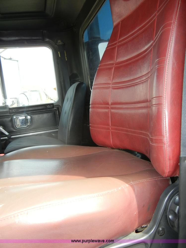 image for item D4121 1993 Mack CH613 semi truck