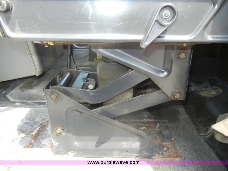 image for item D4121 1993 Mack CH613 semi truck