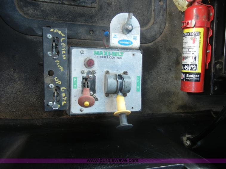 image for item D4121 1993 Mack CH613 semi truck