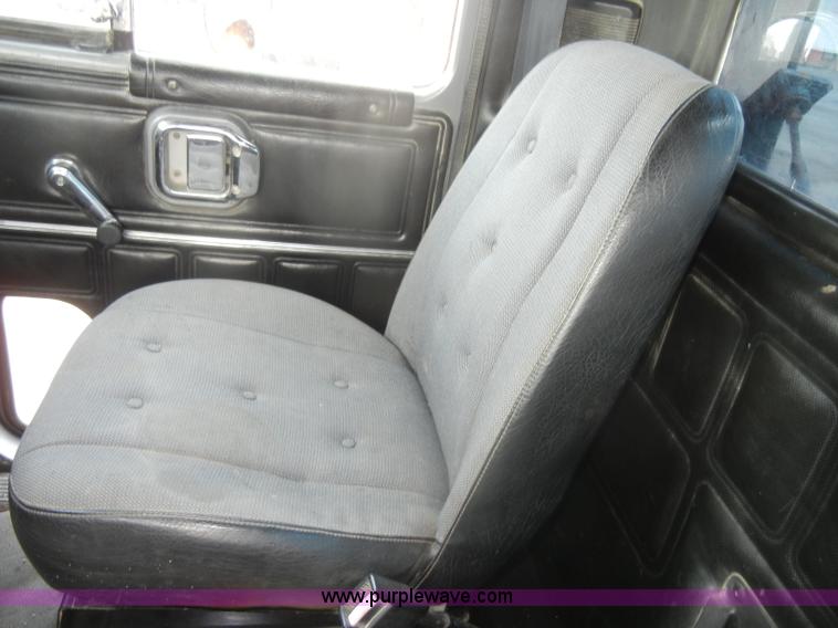 image for item D4121 1993 Mack CH613 semi truck