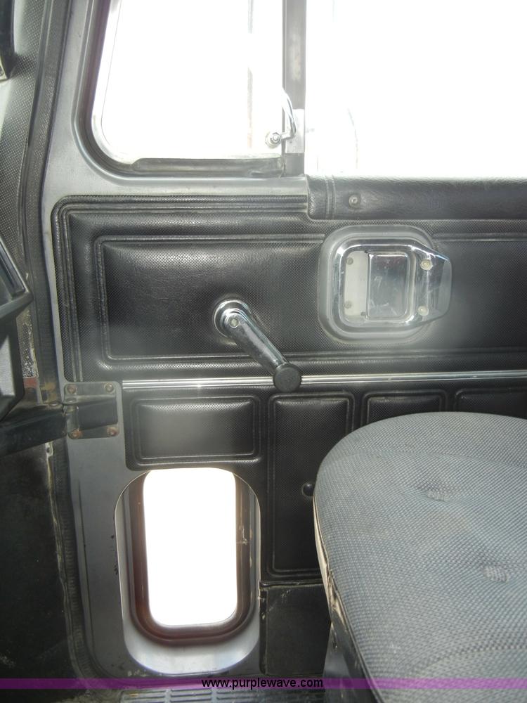 image for item D4121 1993 Mack CH613 semi truck