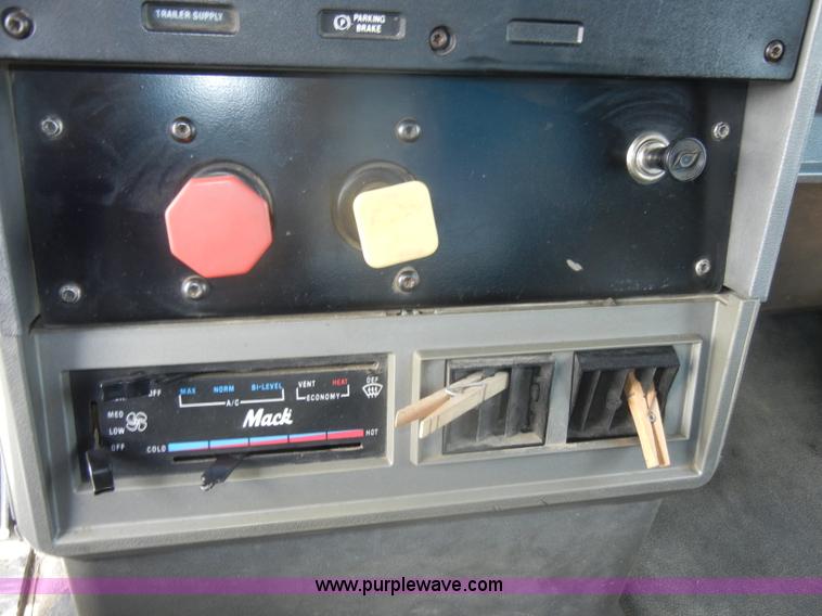 image for item D4121 1993 Mack CH613 semi truck